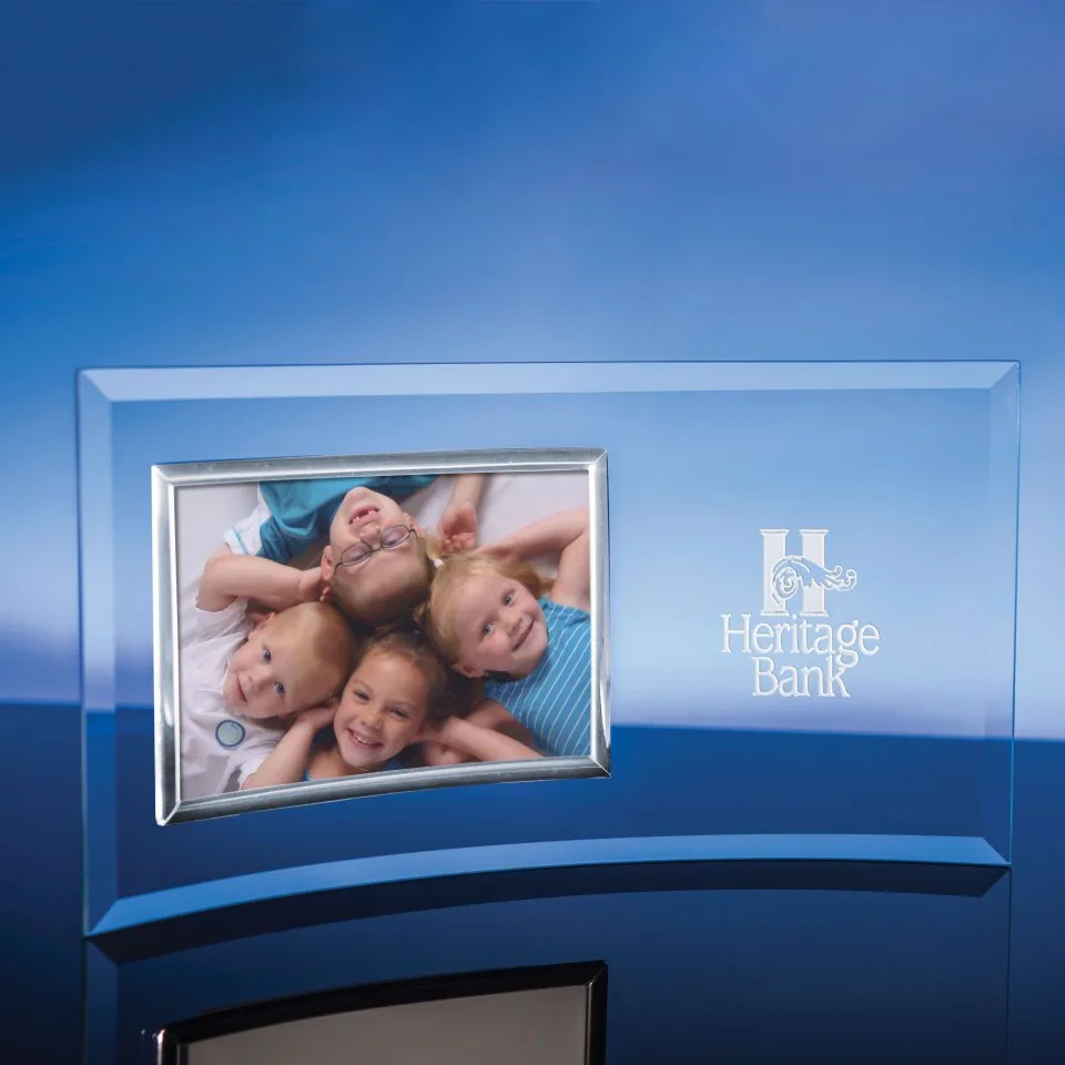 Horizontal Picture Frame w/Silver Trim (4" x 6")